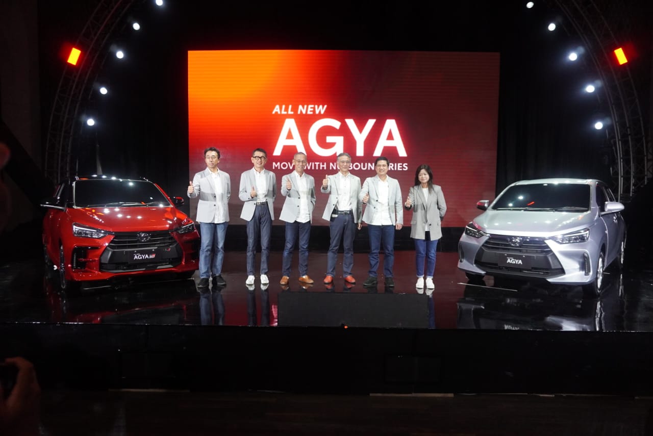 Jajaran PT Toyota Astra Motor memperkenalkan All-New Agya dan Toyota Agya GR Sport di Jakarta, Senin (13/2/2023)