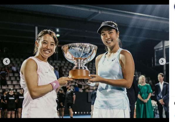 Aldila Sutjiadi (kanan) berpasangan dengan Miyu Kato (Jepang) menjuarai ASB Classic 2023 pada Minggu (8/1/2023)