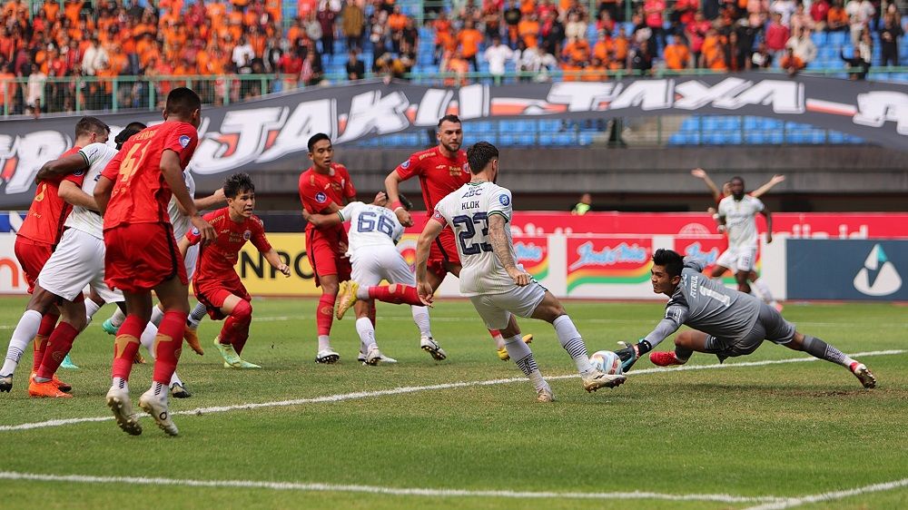 Aksi kiper Persib, Fitrul Dwi Rustapa (kanan) saat selamatkan bola bersama Marc Klok hasil sepakan pemain Persija pada laga pekan ke-11 Liga 1 2023-2024, 2 September 2023. (Mario Sonatha untuk Skor.id)