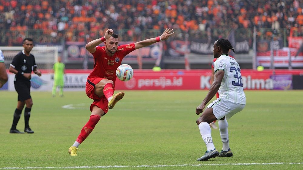Aksi striker Persija, Marko Simic (kiri) yang coba mengelabuhi bek tengah Persib, Victor Iqbonefo pada laga pekan ke-11 Liga 1 2023-2024, 2 September 2023. (Mario Sonatha untuk Skor.id)