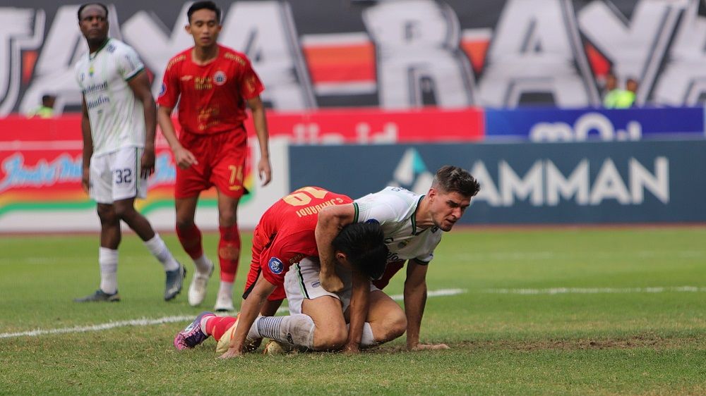 Leher gelandang Persija, Hanif Sjahbandi dirangkul oleh bek tengah Persib, Nick Kuipers pada laga pekan ke-11 Liga 1 2023-2024, 2 September 2023. (Mario Sonatha untuk Skor.id)