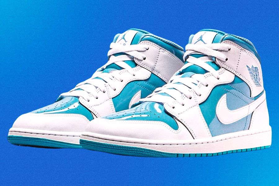 Air Jordan 1 Mid “Legend Blue” tidak hanya tampak bersih namun juga klasik dan elegan. (Rahmat Ari Hidayat/Skor.id)