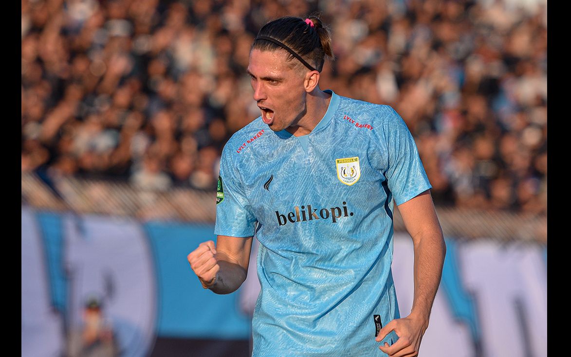 Aksi Jonny Campbell, bek tengah Persela dari Amerika di Liga 2 2023-2024 saat menjamu Persijap pada 10 September 2023. (Facebook.com/perselafootball)