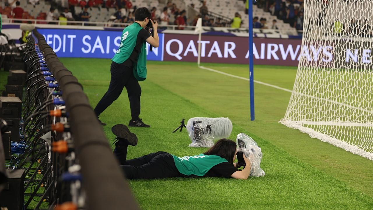 Aksi fotografer (Timnas Indonesia vs Jepang). (Mario Sonatha untuk Skor.id)