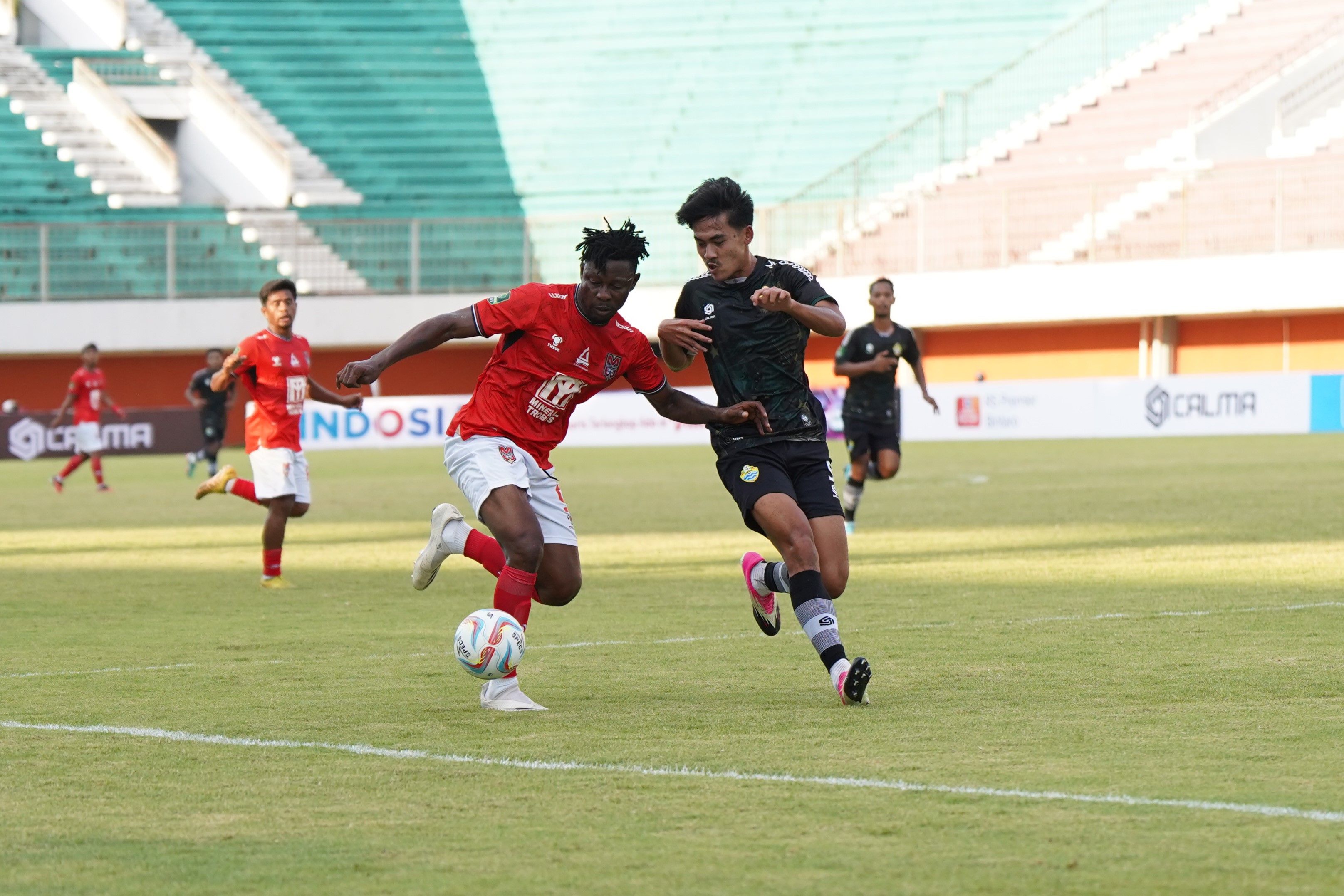 Aksi striker Malut United, Derick Sasraku (kiri) dalam laga perdana Liga 2 2023-2024 kontra PSKC Cimahi pada 10 September 2023