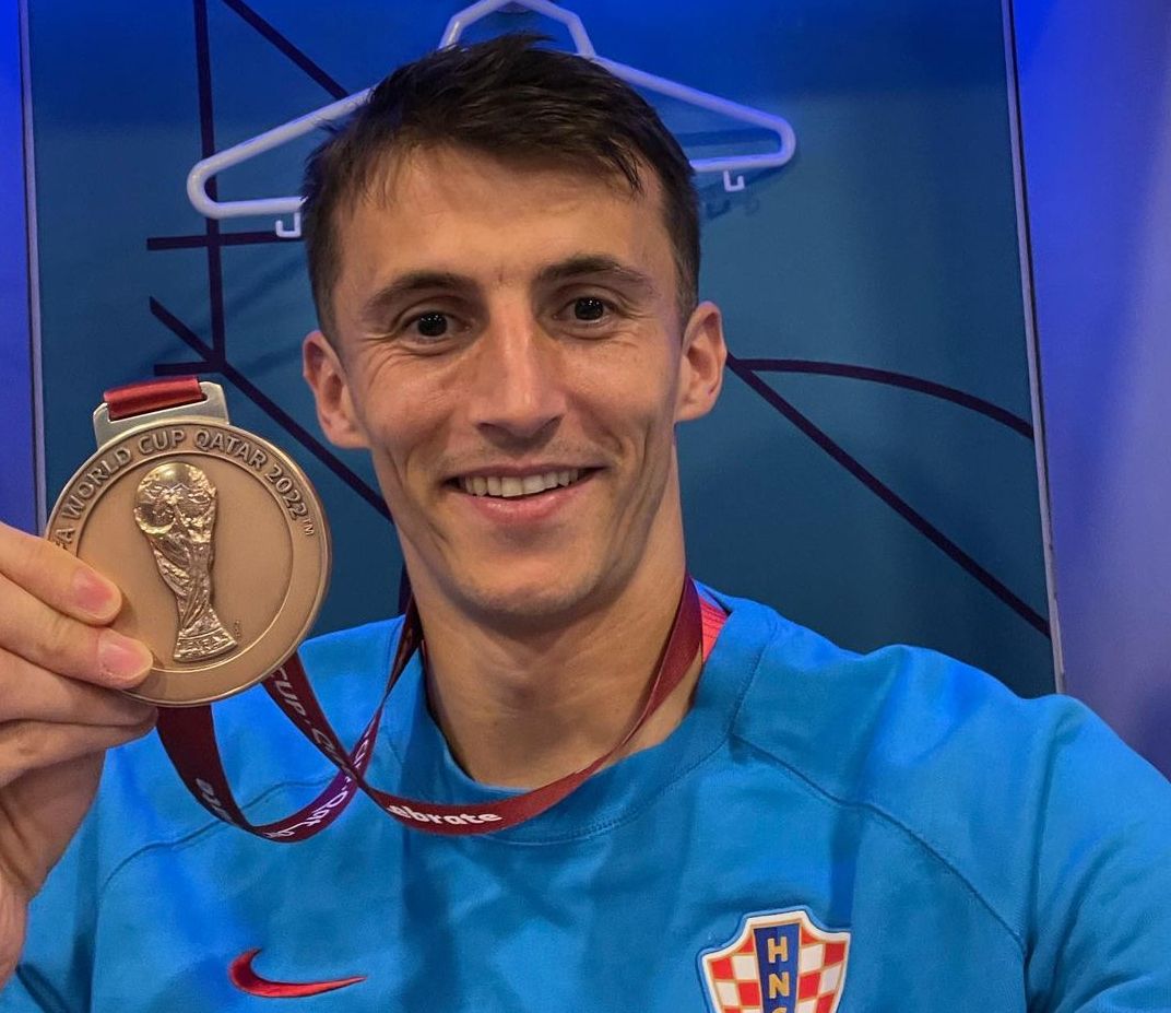 Ante Budimir, yang memperkuat Osasuna, memamerkan medali perunggu yang diraihnya bersama Kroasia di Piala Dunia Qatar (Dok. Instagram@budimir__ante). 