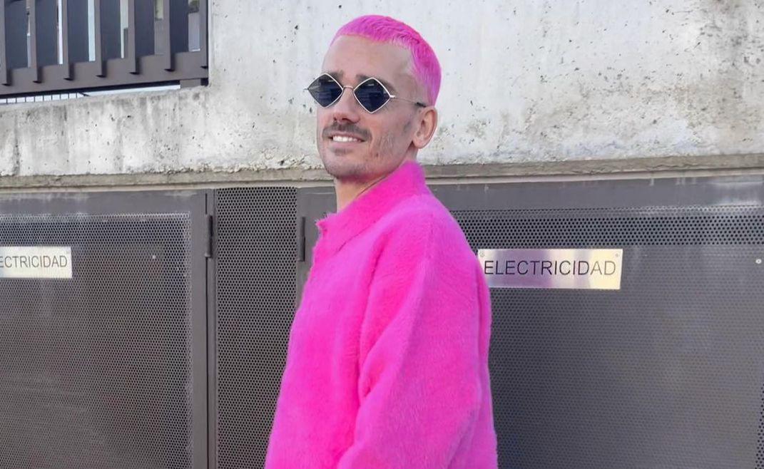 Erika Choperena, istri Antoine Griezmann, memposting foto suaminya yang berambut pink mencolok dengan sweater senada (Dok. Instagram @eri_chope).
