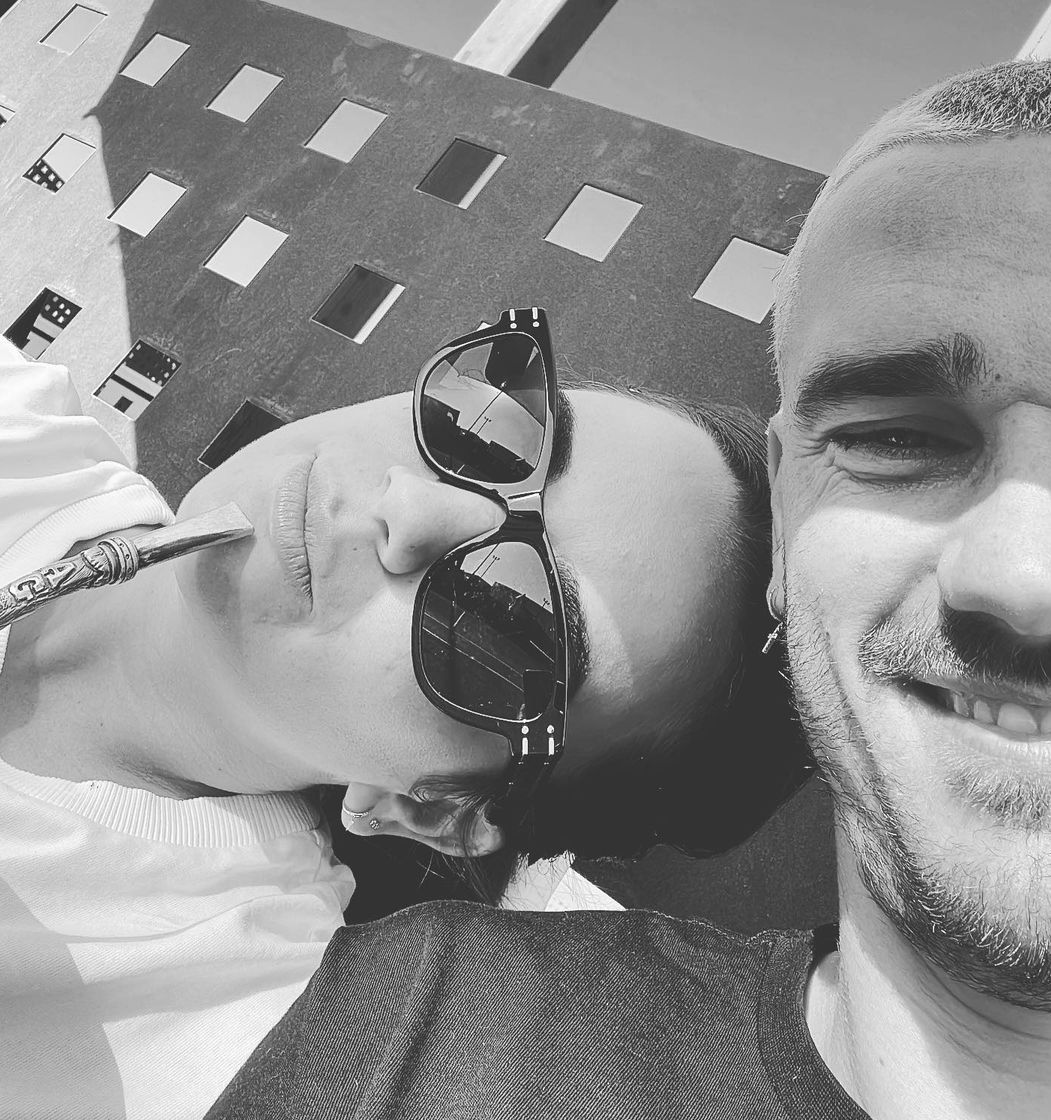 Antoine Griezmann dan istrinya Erika Choperena memamerkan momen kebersamaan mereka (Dok. Instagram@antogriezmann).
