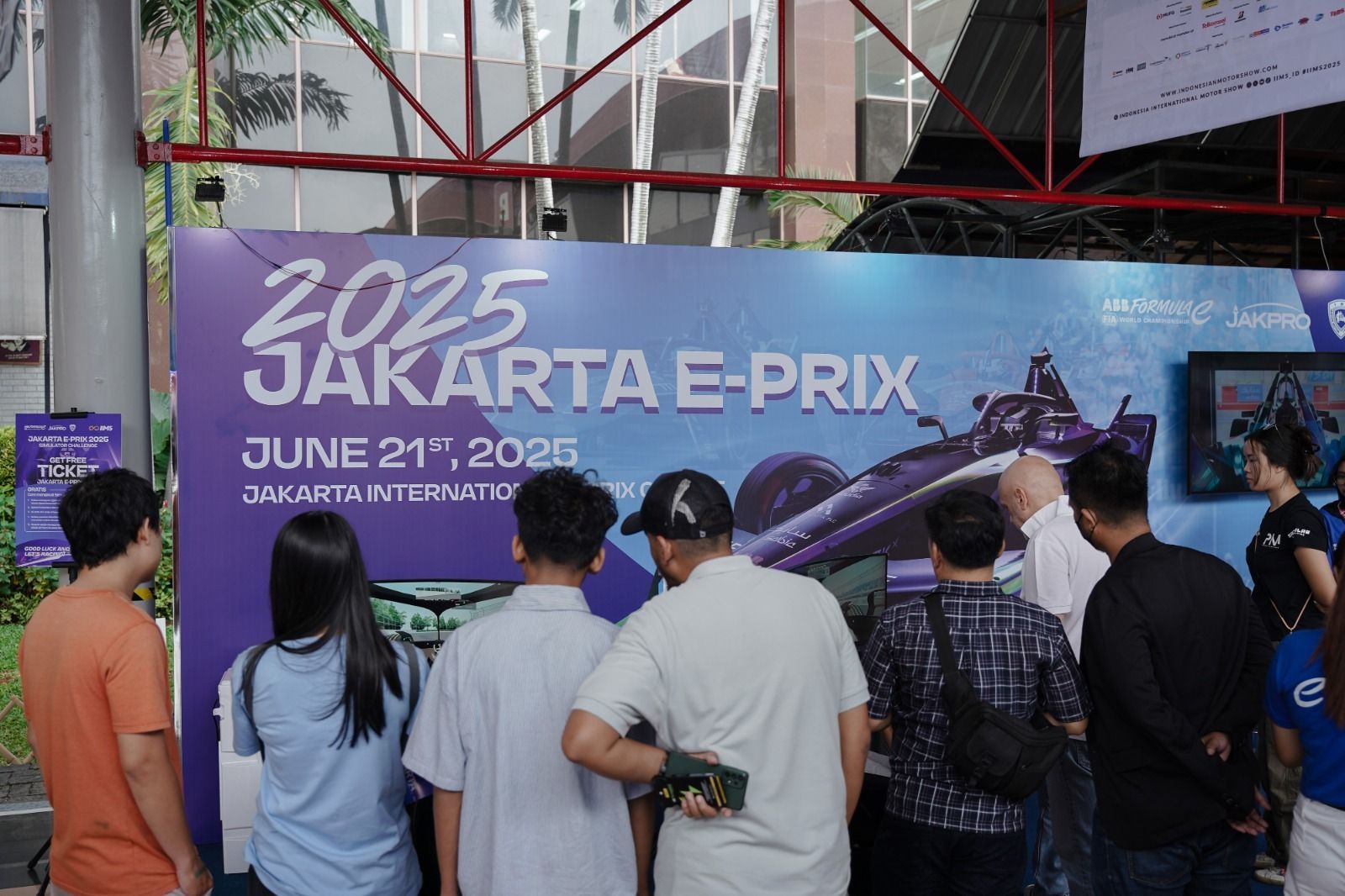 Antusiasme pengunjung IIMS 2025 yang ingin mengetahui informasi seputar Jakarta E-Prix 2025 (Dok. Jakarta E-Prix).