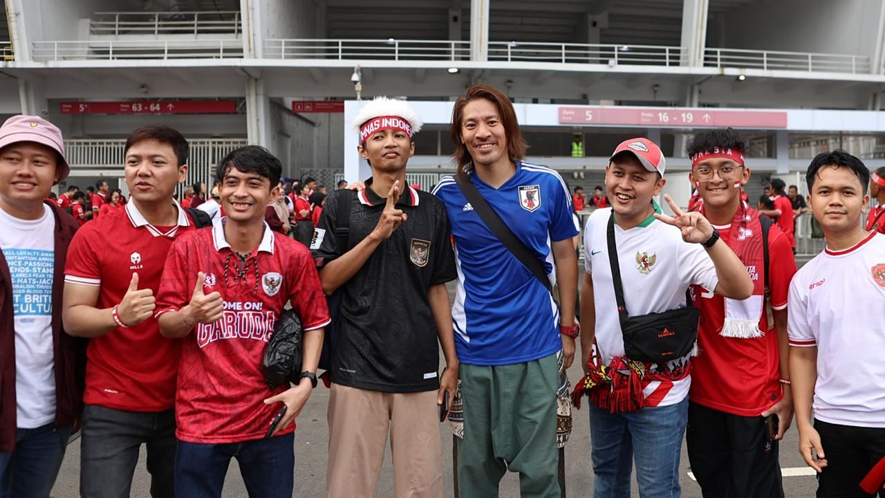 Artis asal Jepang, Hiroaki Kato, ikut menonton langsung laga Timnas Indonesia vs Jepang. (Mario Sonatha untuk Skor.id)