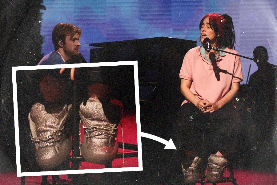 Billie Eilish tampil dengan sneaker rancangan Eli Russell Linnetz yang unik di acara Saturday Night Live. (Jovi Arnanda/Skor.id)