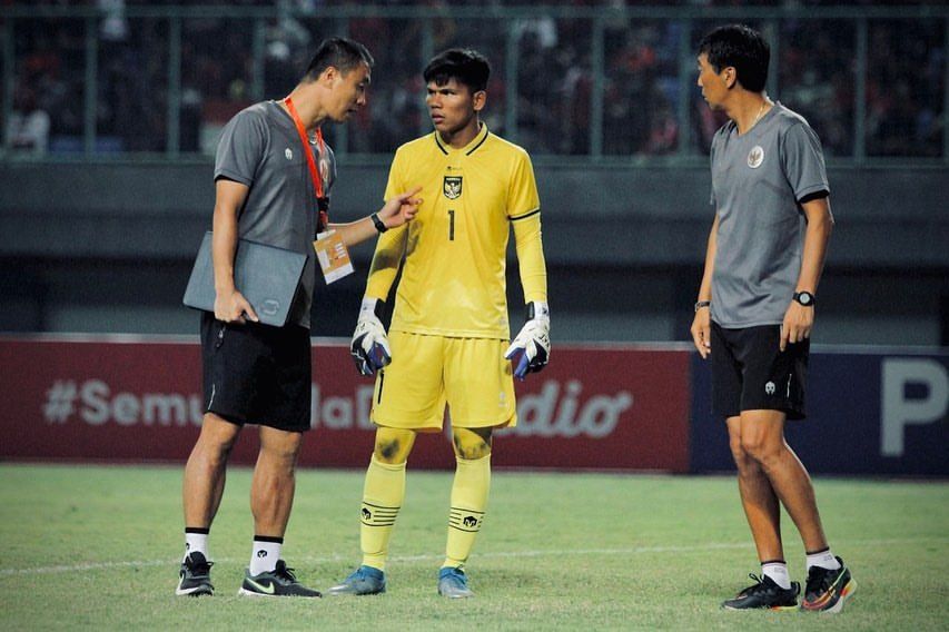 Cahya Supriadi (tengah) mendapatkan instruksi dari dua pelatih kiper timnas U-20 Indonesia.  (Dok. Instagram Cahya Supriadi)