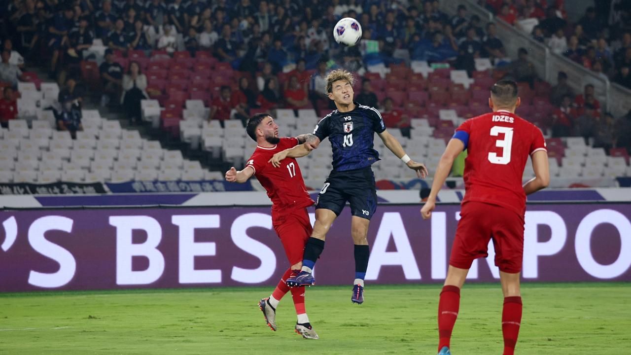 Calvin Verdonk vs Ritsu Doan (Timnas Indonesia vs Jepang). (Mario Sonatha untuk Skor.id)