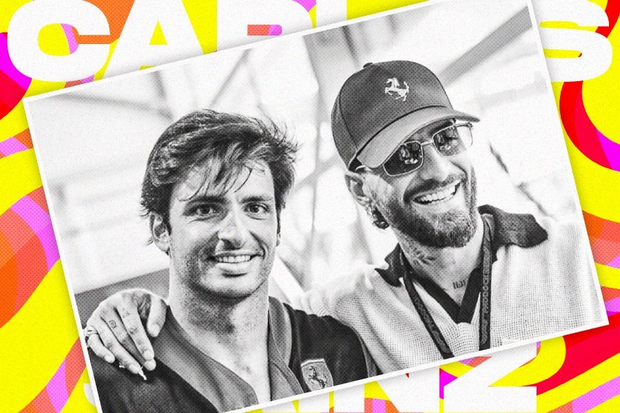 Pembalap F1 Carlos Sainz Jr menghabiskan waktu bersama penyanyi Kolombia, Maluma, saat mengunjungi garasi tim Ferrari di GP Miami. (Dede Mauladi/Skor.id)