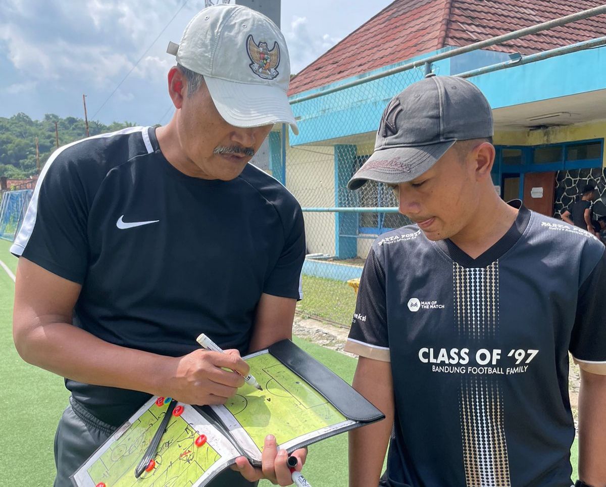 Dua pelatih TSI Bandung, Gatot Prasetyo (kiri) dan Rizky sedang berdiskusi untuk persiapan TopSkor Cup Nasional 2023.  (Dok, LTS Bandung)