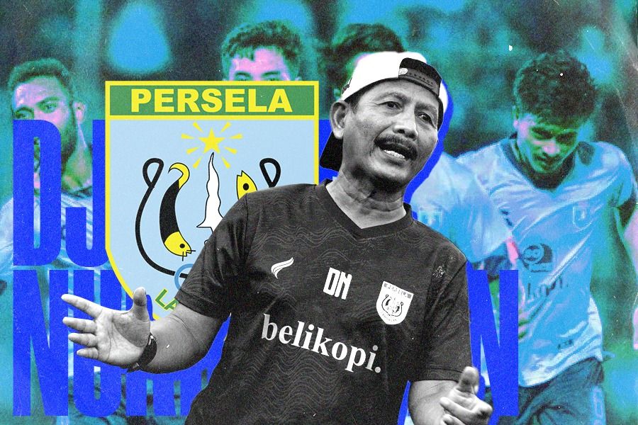 Pelatih Djadjang Nurdjaman saat Persela latihan perdana di Stadion Surajaya pada 6 Juli 2023. Skor.id
