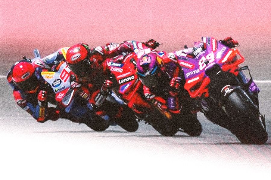 Marc Marquez, Francesco Bagnaia, dan Jorge Martin saat bersaing di sebuah race MotoGP 2024. Biasanya, 7 atau 8 tahun kemudian, sebagian kecil dari motor-motor mereka akan dilelang. (Rahmat Ari Hidayat/Skor.id)