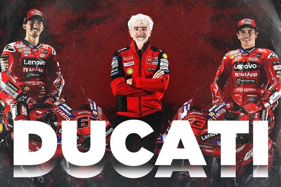 Tim pabrikan Ducati di bawah pimpinan Luigi Dall’Igna (tengah) memiliki komposisi pembalap terkuat di grid MotoGP 2025 karena diperkuat Francesco Bagnaia (kiri) dan Marc Marquez. (M. Yusuf/Skor.id)