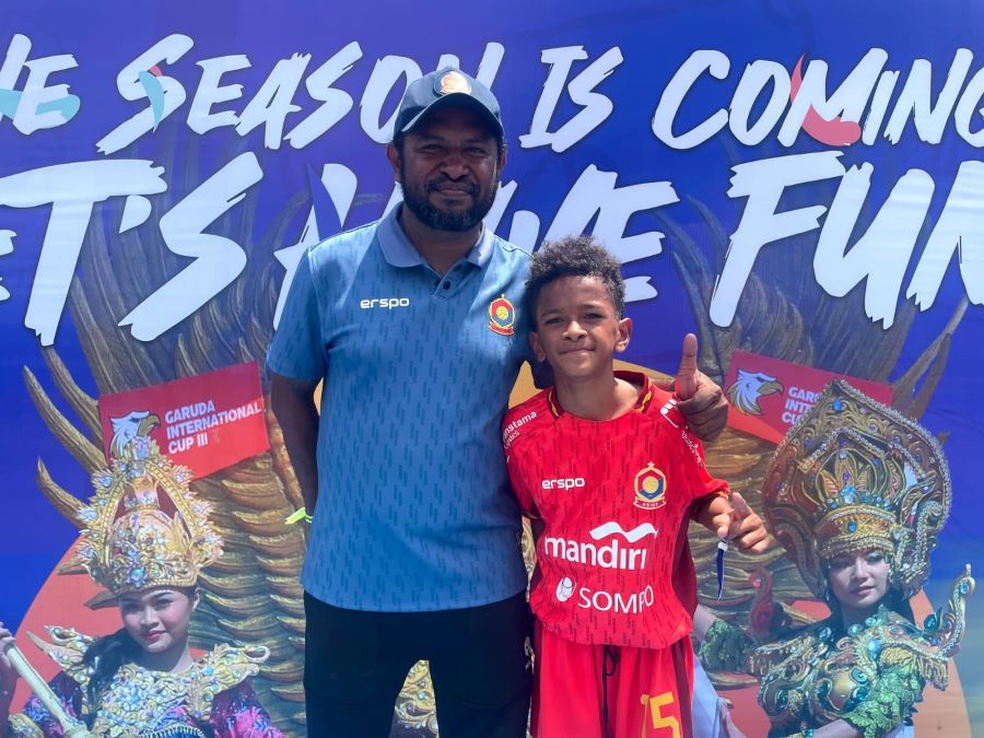 Pemain Asiop U-12, Cristiano Marcelo Junior dan sang ayah Marthen Tao.