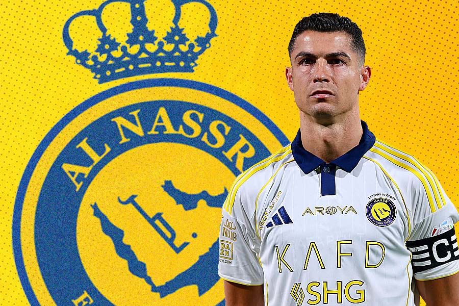 Cristiano Ronaldo bertahan di Al Nassr. (Grafis: Deni Sulaeman/Skor.id).