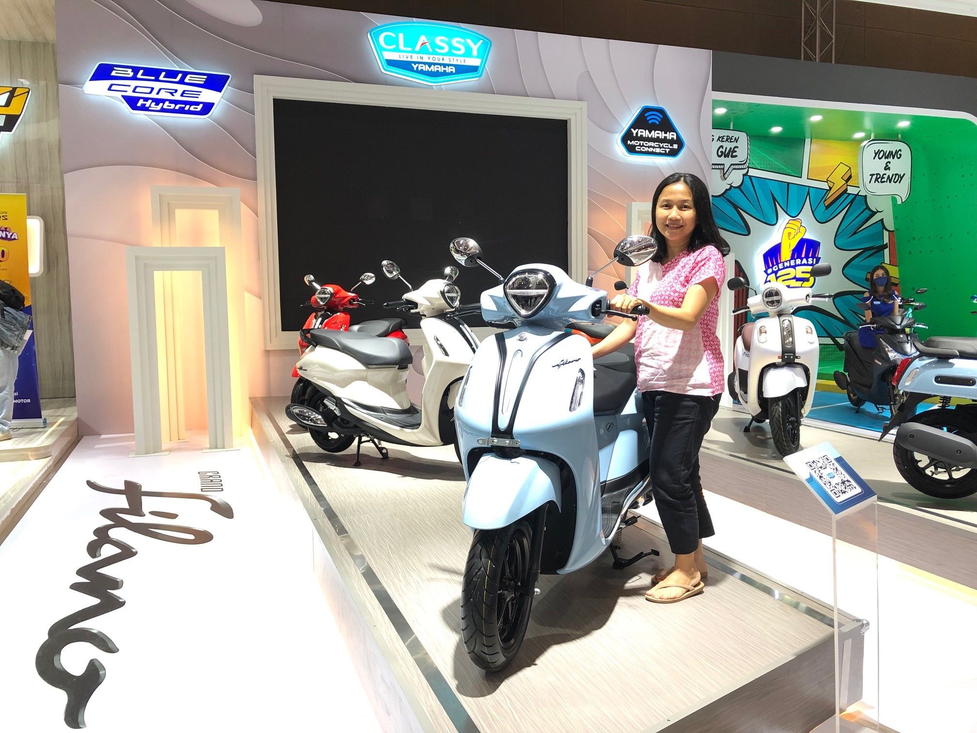 Customer Grand Filano Hybrid-Connected di IIMS 2023 (Dok. Yamaha Indonesia)