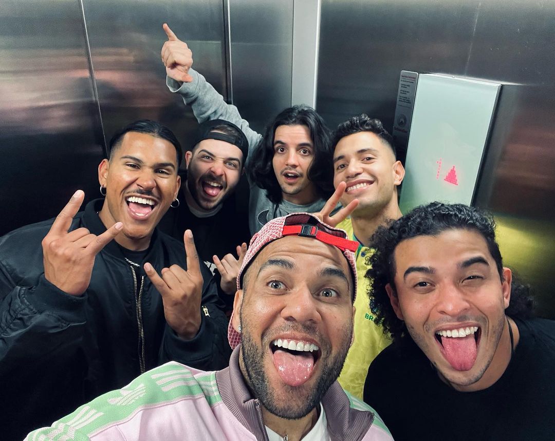 Dani Alves foto selfie bersama beberapa teman saat berada di dalam lift (Dok. Instagram @danialves). 