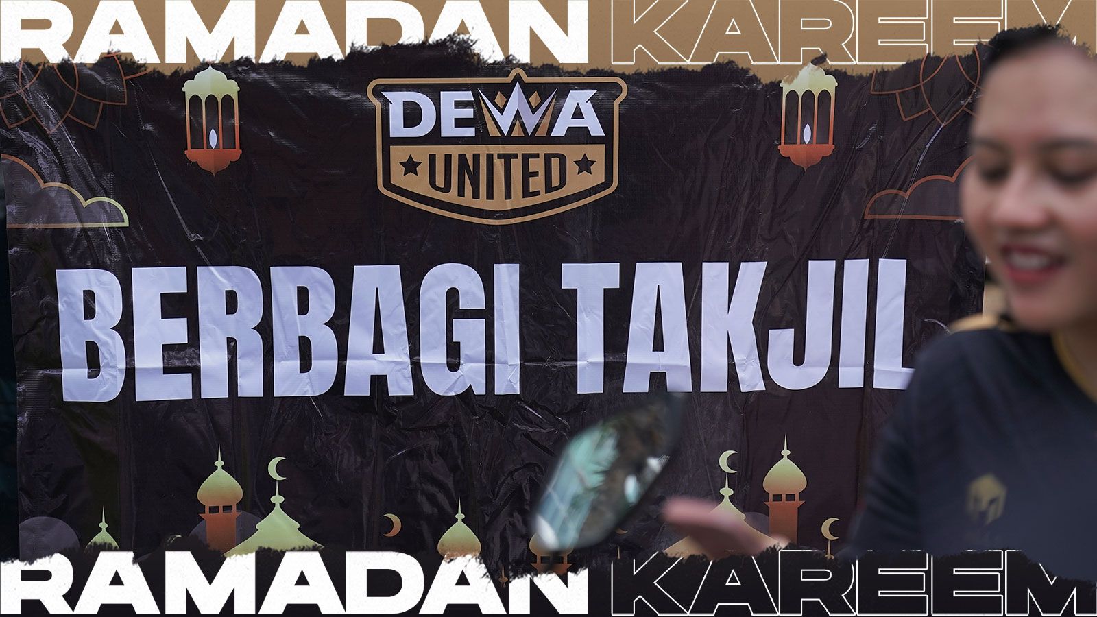 Dewa United BC mengadakan acara berbagi takjil kepada masyarakat di sekitar Head Office Dewa United yang berlokasi di Ruko Dalton, Kabupaten Tangerang, Banten. (Rahmat Ari Hidayat/Skor.id)