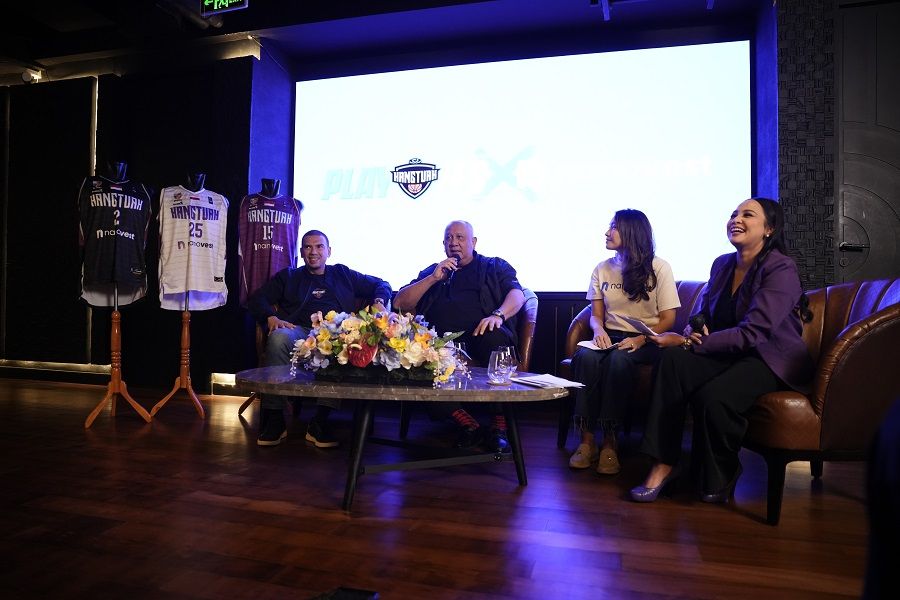 Donny Donosepoetro (dua dari kiri) dalam konferensi pers melajunya Hangtuah Jakarta ke babak playoff IBL 2025. (Hangtuah)