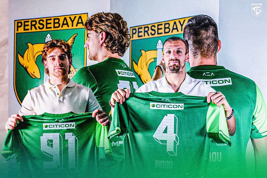 Dime Dimov dan Dejan Tumbas diperkenalkan sebagai pemain asing baru Persebaya Surabaya untuk lanjutan Liga 1 2024-2025 pada 5 Januari 2025. (Foto: Instargram Persebaya Surabaya/ Grafis: Dede Sopatal Mauladi/Skor.id)