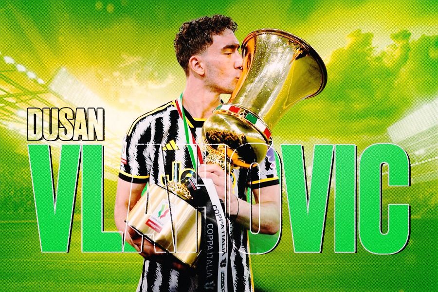 Penyerang Juventus, Dusan Vlahovic, dan trofi Piala Italia. (Rahmat Ari Hidayat/Skor.id).