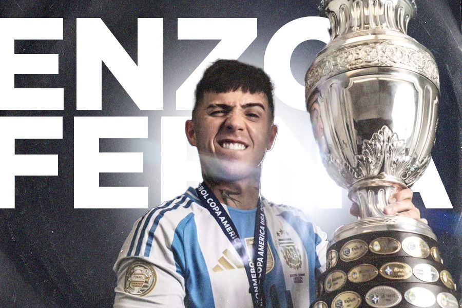 Enzo Fernandez dengan trofi Copa America 2024. (Jovi Arnanda/Skor.id).