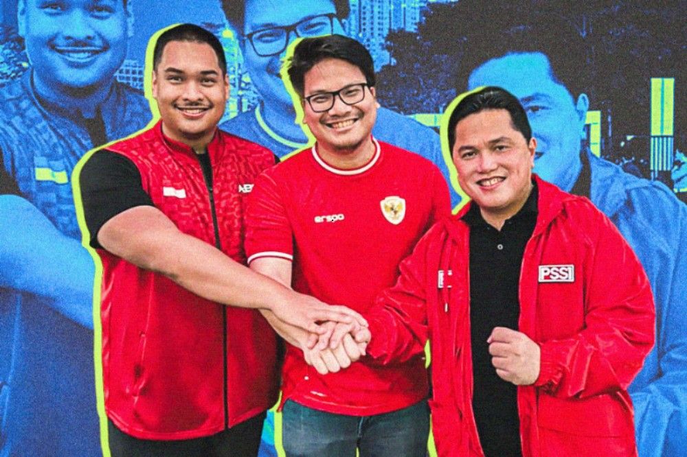 Sekjen FFI, Michael V Sianipar foto bersama Menpora Dito Ariotedjo (pojok kiri) dan Ketua Umum PSSI, Erick Thohir (pojok kanan). (Foto: Media FFI/Grafis: Hendy Andika/Skor.id)