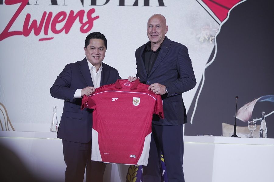 Ketum PSSI Erick Thohir bersama Direktur Teknik Timnas Indonesia Aleksander Zwiers. (Yogi Gandanaya/Skor.id)