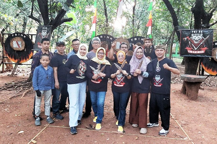 Sejumlah anggota Flying Blade Inclusive (FBI) berpose usai berlatih di kawasan Hutan Kota Bekasi. (Dok. FBI - Rahmat Ari Hidayat/Skor.id)