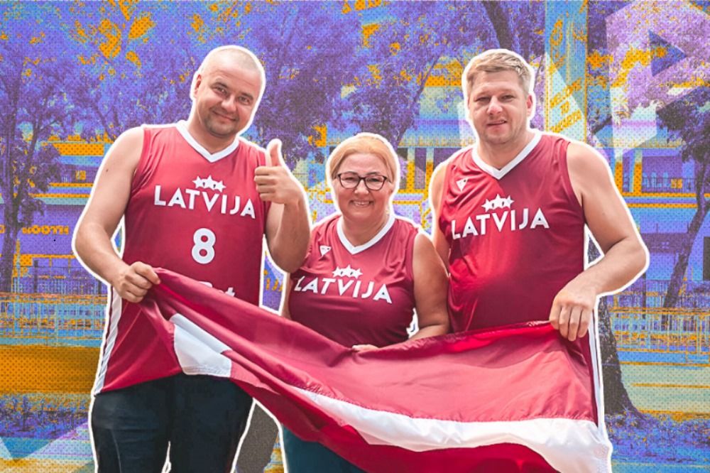 Girts, Vineta, Zanis, fans Latvia dalam Piala Dunia FIBA 2023 di Jakarta, Jumat (25/8/2023). (Hendy AS/Skor.id)