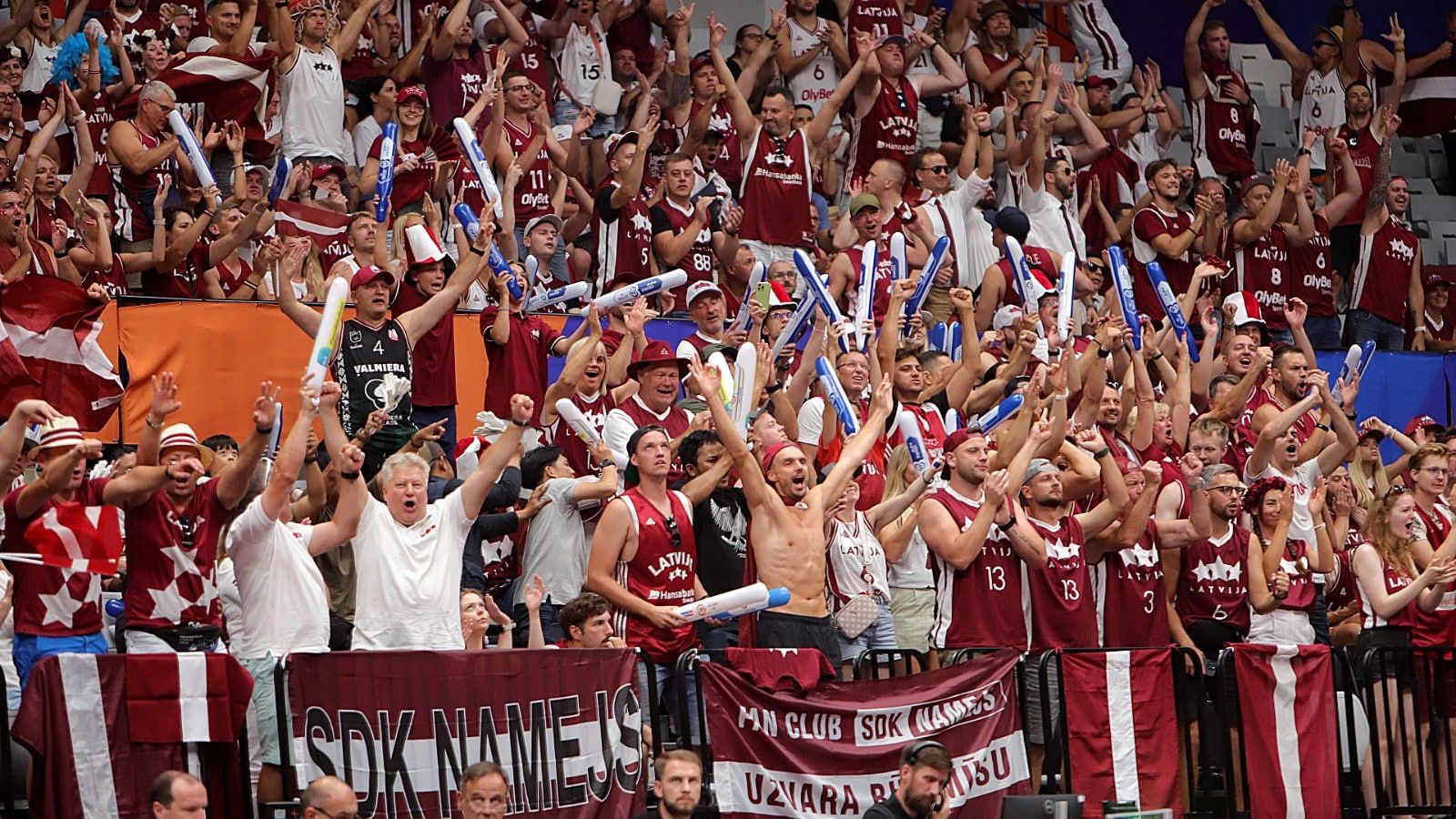 Fans Latvia dalam Piala Dunia FIBA 2023 di Indonesia Arena, Jakarta, 25 Agustus-3 September 2023. (Mario Sonatha/Skor.id)