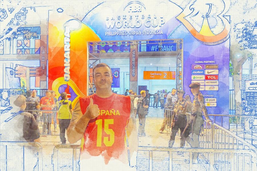 Jonathan Fernandez, fans Spanyol yang naik motor dari Bali ke Jakarta demi Piala Dunia FIBA 2023. (Rahmat Hidayat/Skor.id)