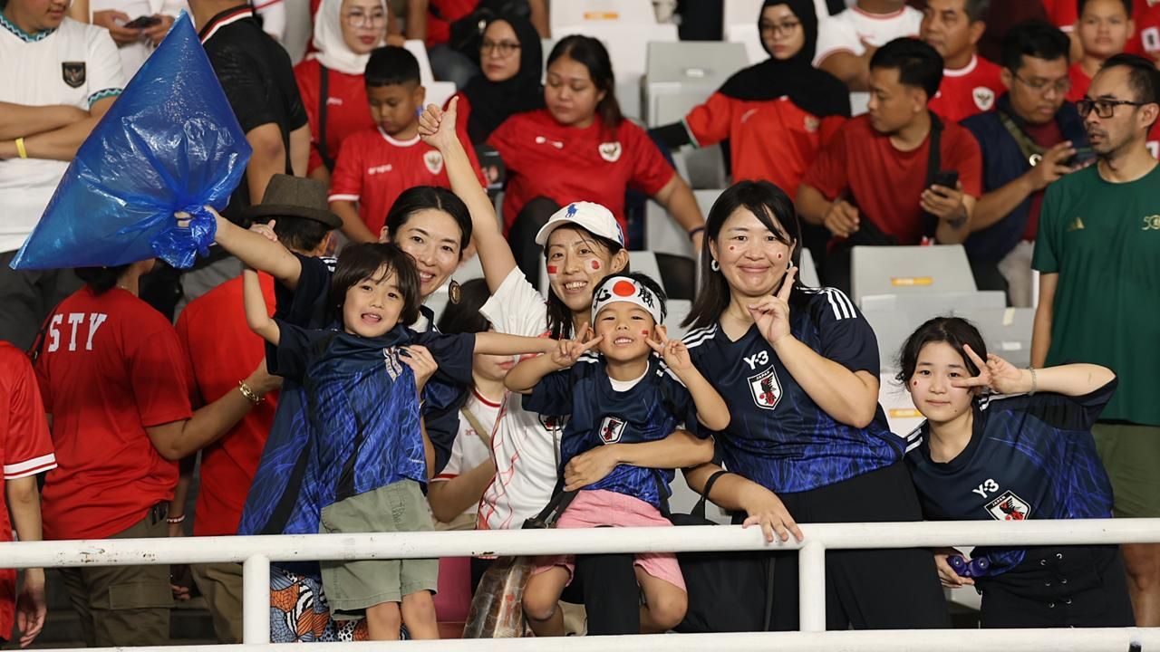 Fans Timnas Jepang (Timnas Indonesia vs Jepang). (Mario Sonatha untuk Skor.id)