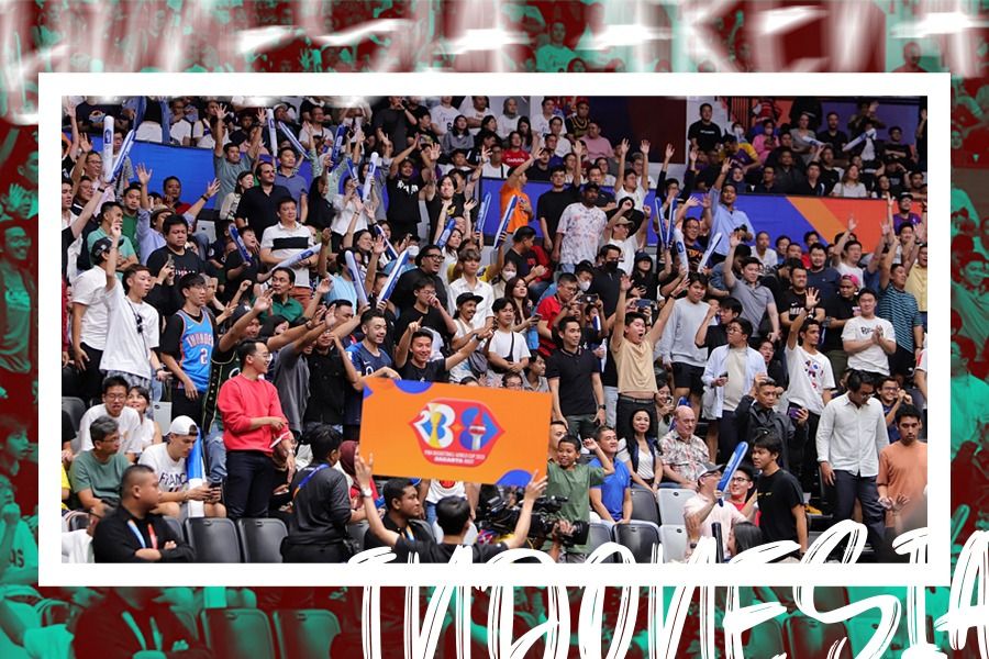 Fans di Indonesia Arena dalam Piala Dunia FIBA 2023. (Zulhar Kurniawan/Skor.id)