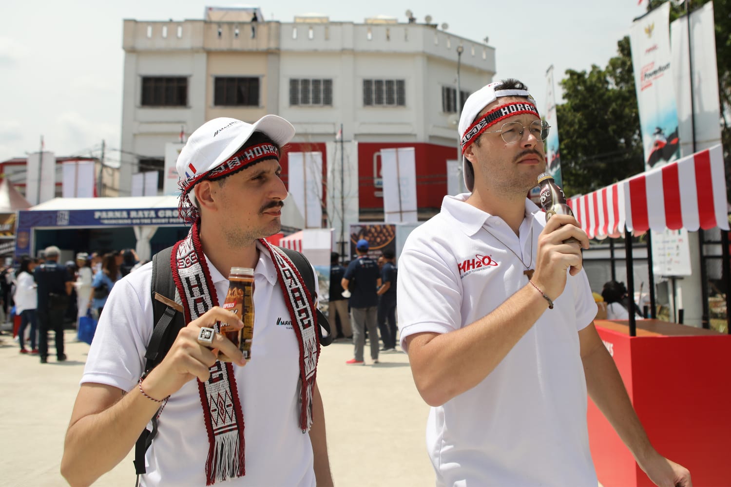 Fans hadir dalam Kopiko F1H2O Indonesia di Danau Toba.