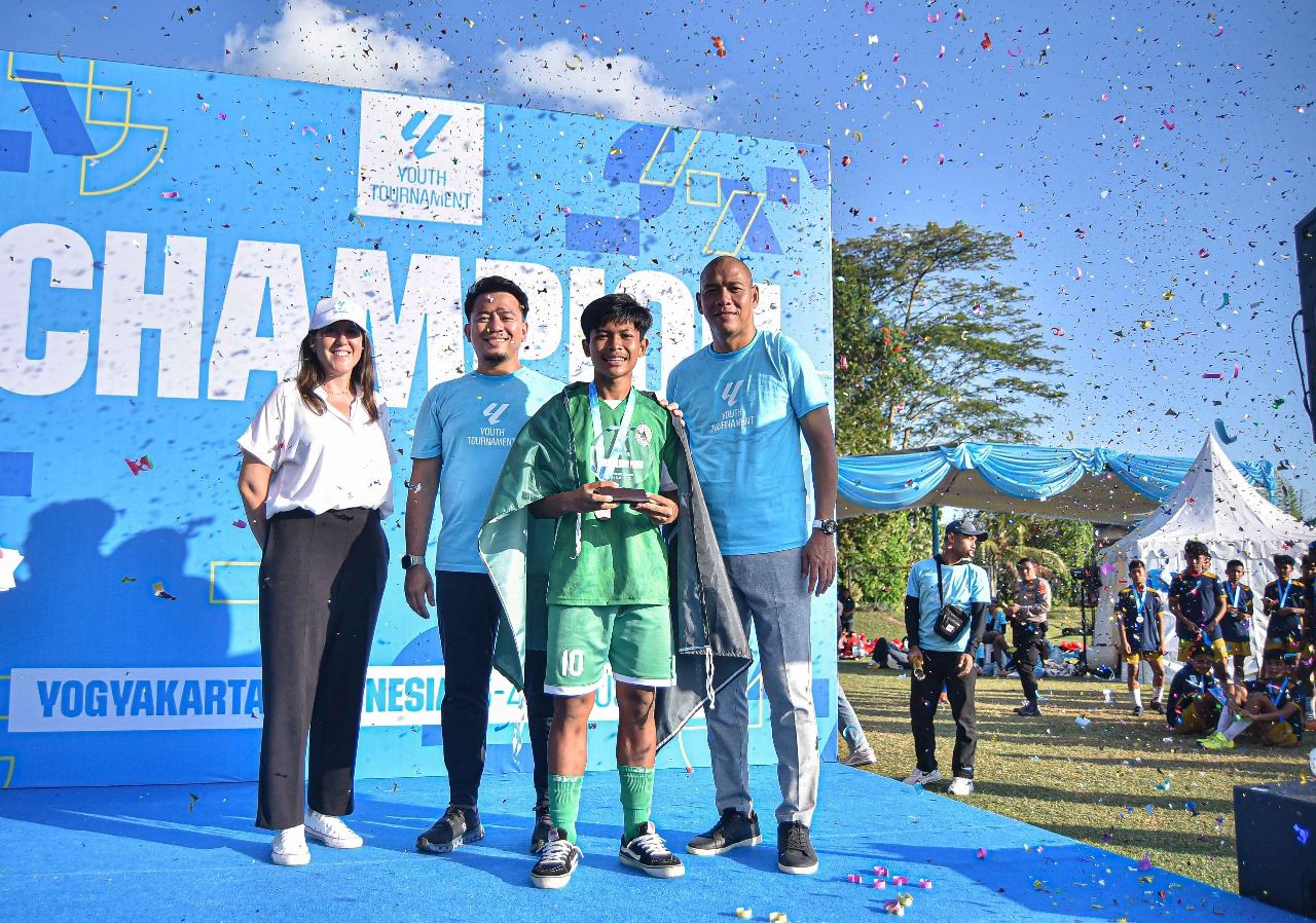 Almudena Gomez (Delegasi La Liga di Indonesia), Andhika Suksmana (CEO The Footballicious), Farrel Luckyta (MVP La Liga Youth Tournament Indonesia 2024), dan Nova Arianto. (La Liga) 