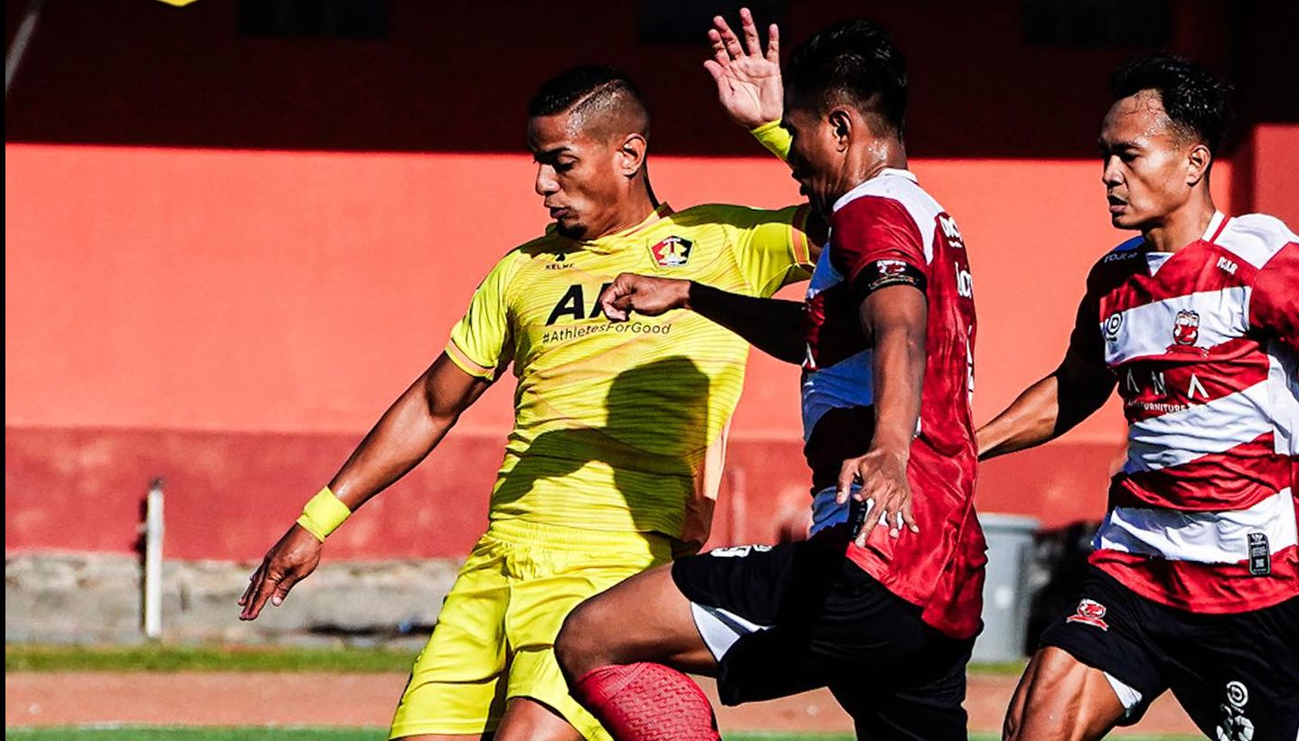 Gelandang Persik, Renan Silva dikawal dua pemain bertahan Madura United, Fachrudin Aryanto dan Koko Ari dalam laga Liga 1 2023-2024, 9 Juli 2023. Skor.id