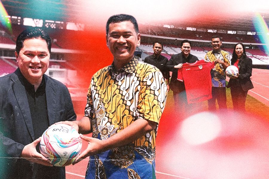 Erick Thohir menerima bola bertanda tangan Paus Fransiskus. (Dok. PSSI/Grafis: Rahmat Ari Hidayat)