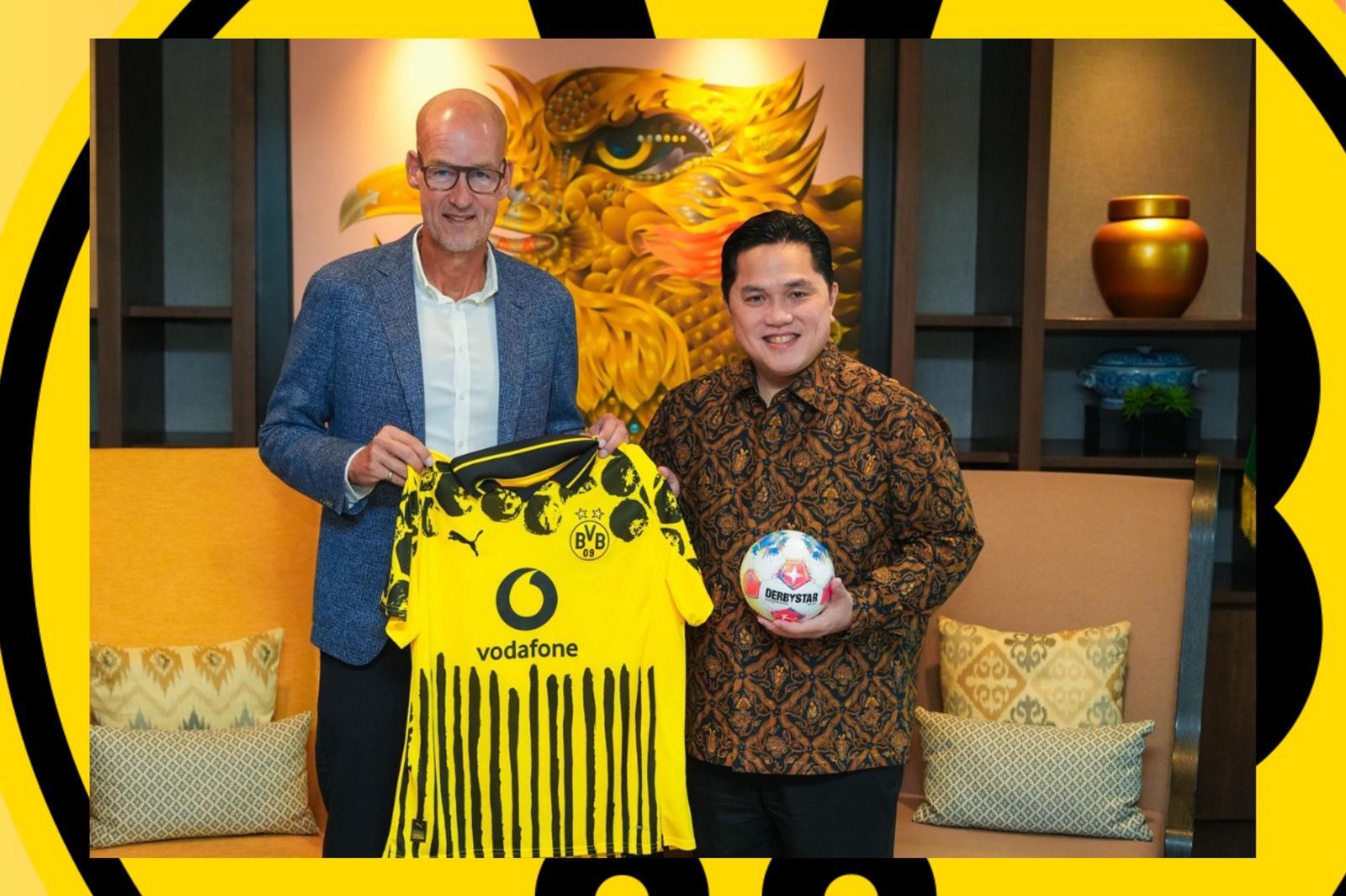 Ketua Umum PSSI, Erick Thohir, dan CEO Borussia Dortmund, Carsten Cramer. (Foto: Instagram @erickthohir/Grafis: Skor.id)