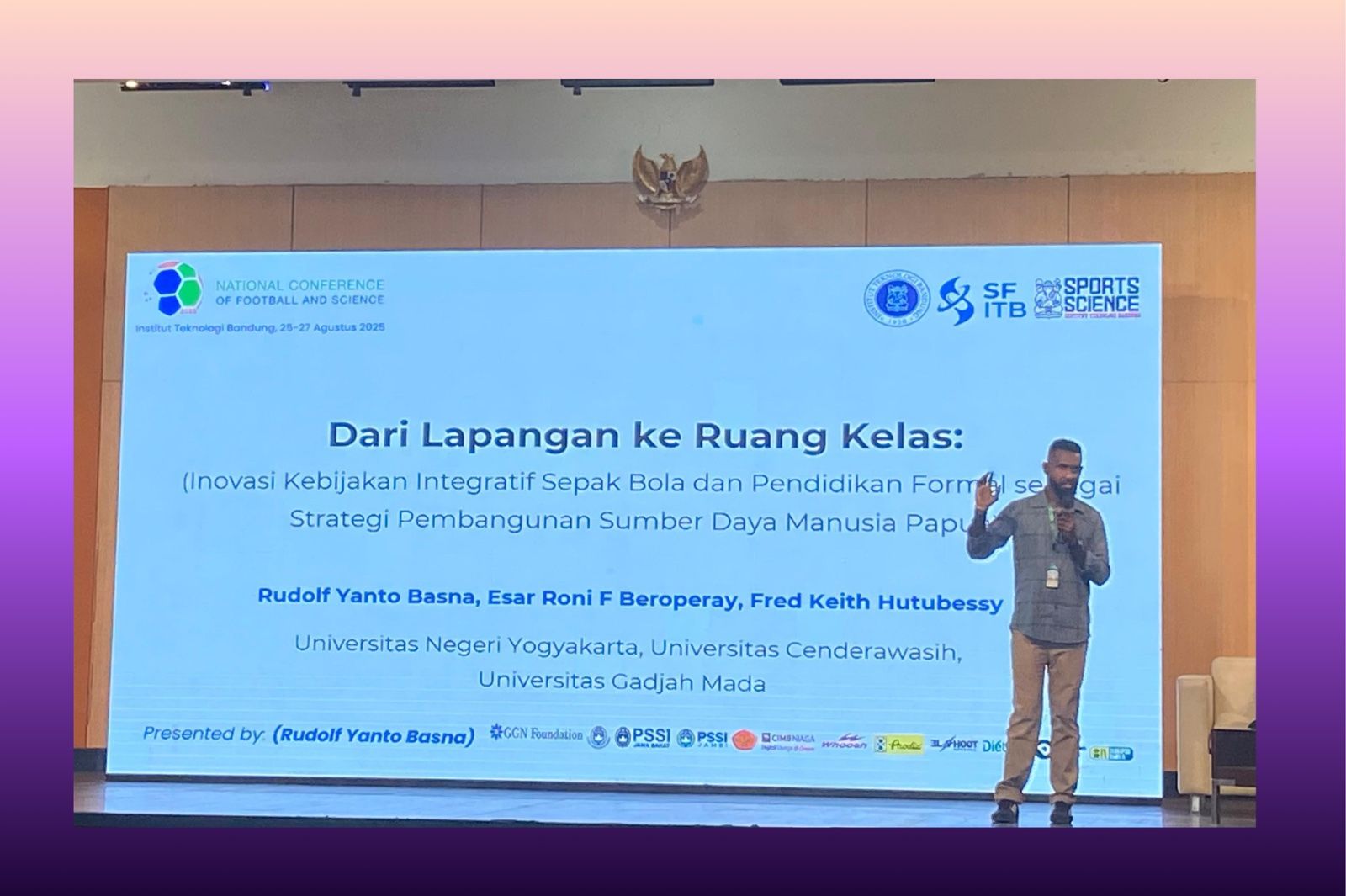 Eks pemain Timnas Indonesia, Rudolof Yanto Basna, saat memaparkan risetnya di NCFS 2025. (Foto: Rais Adnan/Grafis: Skor.id)