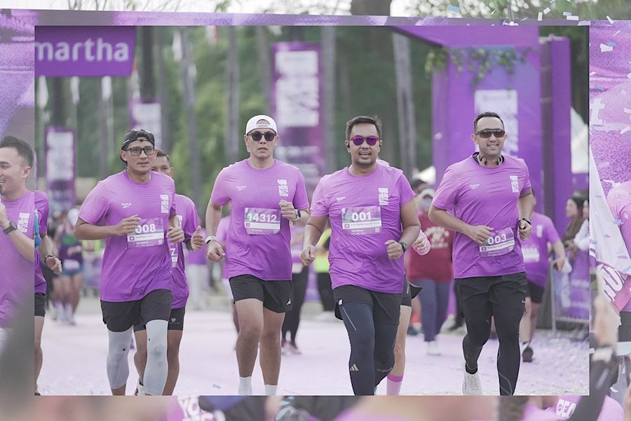 Presiden Amartha, Andi Taufan Garuda Putra (kedua dari kanan), berlari bersama eks Menteri Pariwisata, Sandiaga Uno (pertama dari kiri), dalam Amartha 10X Run 2025. (Foto: Yogie Gandanaya/Grafis: Skor.id)