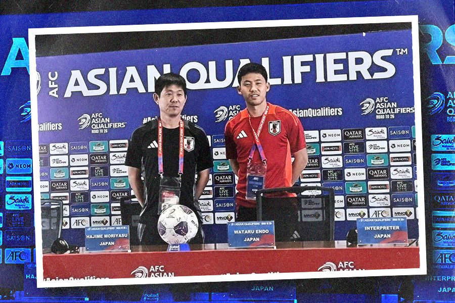 Pelatih dan kapten Timnas Jepang, Hajime Moriyasu dan Wataru Endo (merah) pada konferensi pers jelang pertandingan melawan Timnas Indonesia di Stadion Utama Gelora Bung Karno, Jakarta, 14 November 2024. (Jovi Arnanda/Skor.id)