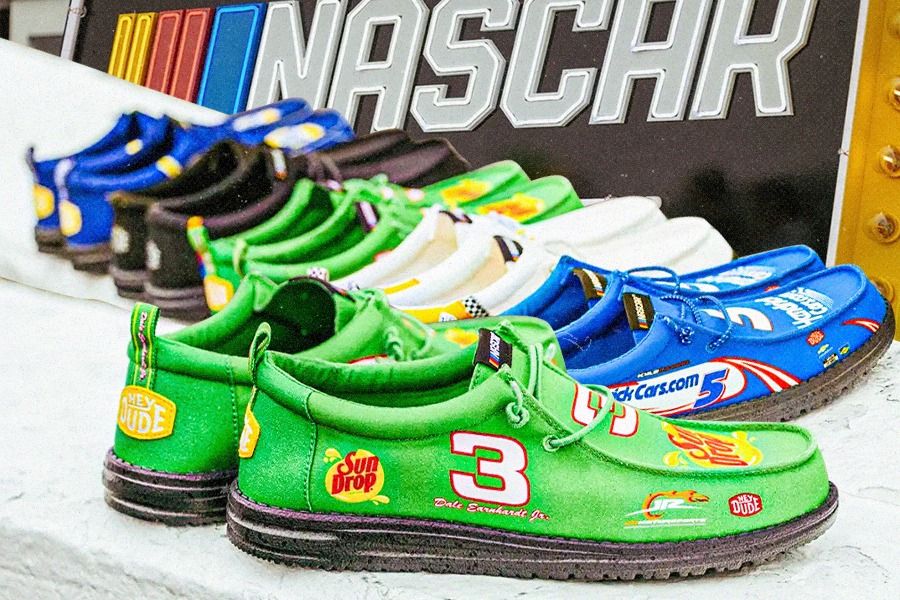 Wally NASCAR Dale Earnhardt Jr. yang berwarna hijau dan Wally NASCAR Kyle Larson yang disapu warna biru terlihat lebih menyolok dibanding model koleksi Hey Dude x NASCAR lainnya. (Dede S. Mauladi/Skor.id) 