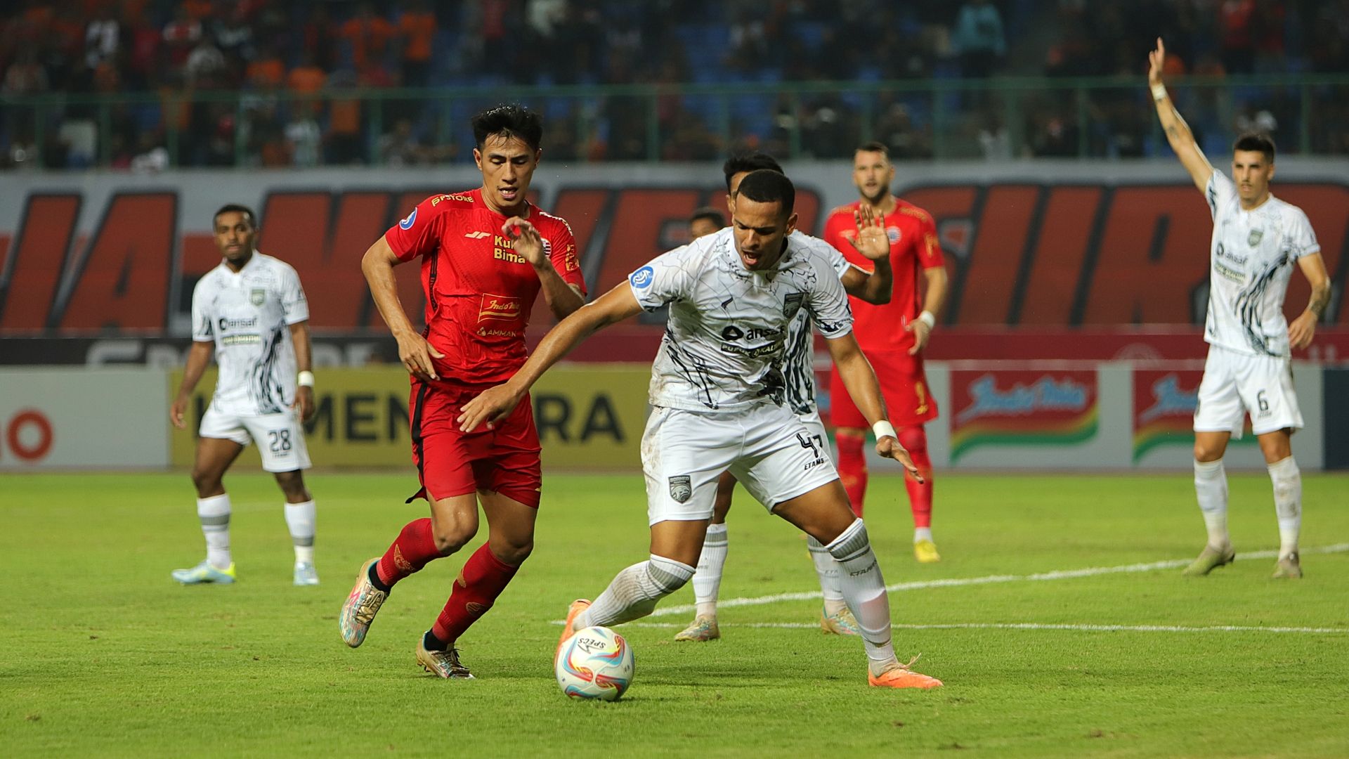 Hanif Sjahbandi vs Leo Lelis (Persija Jakarta vs Borneo FC)