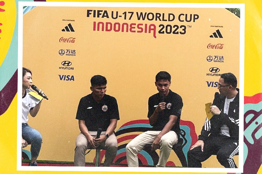 Dua pemain Persija Jakarta, Cahya Supriadi dan Alfriyanto Nico Saputro, ikut meramaikan tur trofi Piala Dunia U-17 2023 di kawasan bundaran Hotel Indonesia, Jakarta, Minggu (15/10/2023) pagi WIB. (Rais Adnan/Grafis Joevi Arnanda/Skor.id)